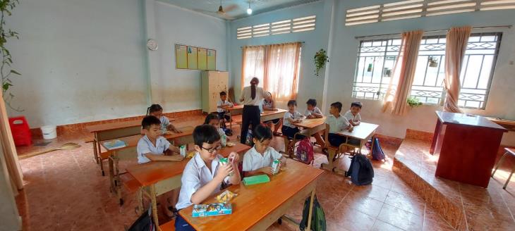 Chi Đoàn Sở KHĐT trao học bổng học sinh Trường Tiểu học Đồng Khởi huyện Châu Thành tỉnh Tây Ninh